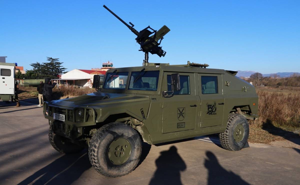 Un vehículo ligero Urovesa VAMTAC “Rebeco” armado con una ametralladora pesada de 12,70 mm., con los que se da protección a los despliegues de helicópteros. Un vehículo ligero Urovesa VAMTAC “Rebeco” armado con una ametralladora pesada de 12,70 mm., con los que se da protección a los despliegues de helicópteros.