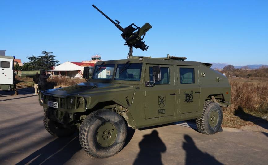Un vehículo ligero Urovesa VAMTAC “Rebeco” armado con una ametralladora pesada de 12,70 mm., con los que se da protección a los despliegues de helicópteros.