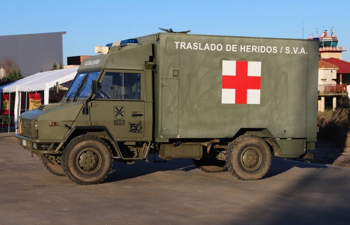 Ambulancia Iveco 40.10 del BHELMA III, al igual que los helicópteros y otros vehículos lleva el logo que recuerda los 50 años del Batallón. Ambulancia Iveco 40.10 del BHELMA III, al igual que los helicópteros y otros vehículos lleva el logo que recuerda los 50 años del Batallón.