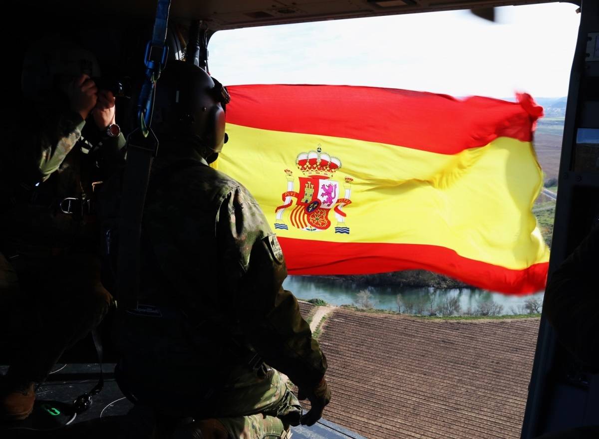 Durante la exhibición de vuelo, se mostró la bandera nacional de España al numeroso público asistente. Durante la exhibición de vuelo, se mostró la bandera nacional de España al numeroso público asistente.