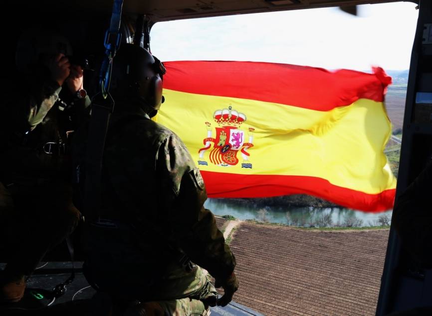 Durante la exhibición de vuelo, se mostró la bandera nacional de España al numeroso público asistente.