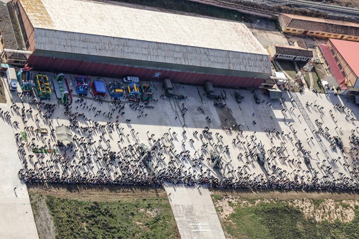 La plataforma de la base “Héroes de Revellín” se llenó de público durante la jornada de puertas abiertas. (foto Rubén Galindo) La plataforma de la base “Héroes de Revellín” se llenó de público durante la jornada de puertas abiertas. (foto Rubén Galindo)