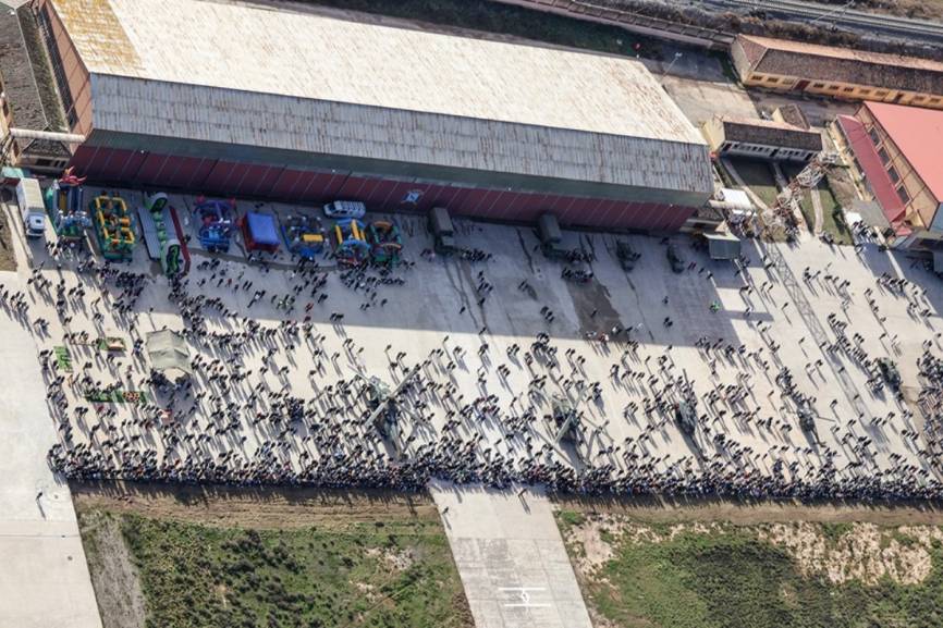 La plataforma de la base “Héroes de Revellín” se llenó de público durante la jornada de puertas abiertas. (foto Rubén Galindo)