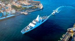 Ingreso del patrullero ocenico HNLMS Zr.Ms. Groningen (P843) a la baha de St. Anna en Willemstad. (Foto: Koninklijke Marine)