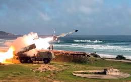 Misil MANSUP lanzado desde una plataforma terrestre. (Army Assessment Center)