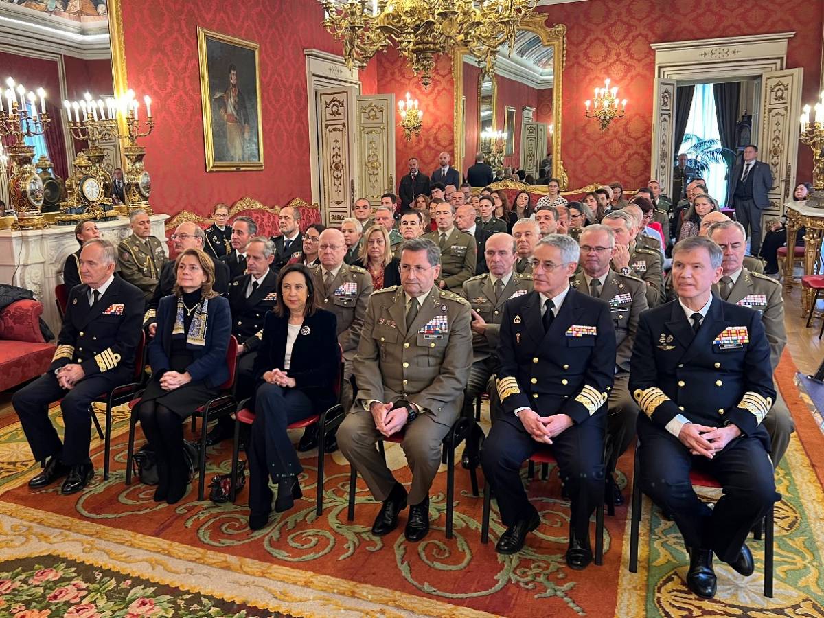 Acto de imposición de Grandes Cruces con la ministra Robles. (Ministerio de Defensa) Acto de imposición de Grandes Cruces con la ministra Robles. (Ministerio de Defensa)