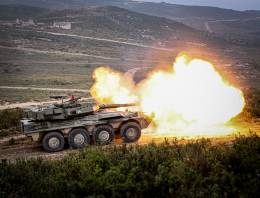 El Centauro abre fuego con su can de 105 mm. (Ejrcito de Tierra)