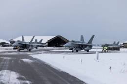 Los F/A-18C de la Fuerza A�rea de Finlandia nada m�s llegar a la base a�rea de Keflav�k. (Foto Ministerio de Defensa de Finlandia)