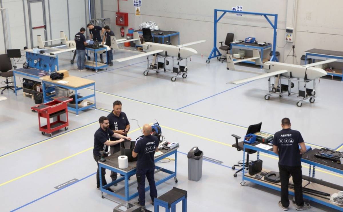 Personal de Aertec trabajando en aviones remotamente tripulados. (Aertec) Personal de Aertec trabajando en aviones remotamente tripulados. (Aertec)