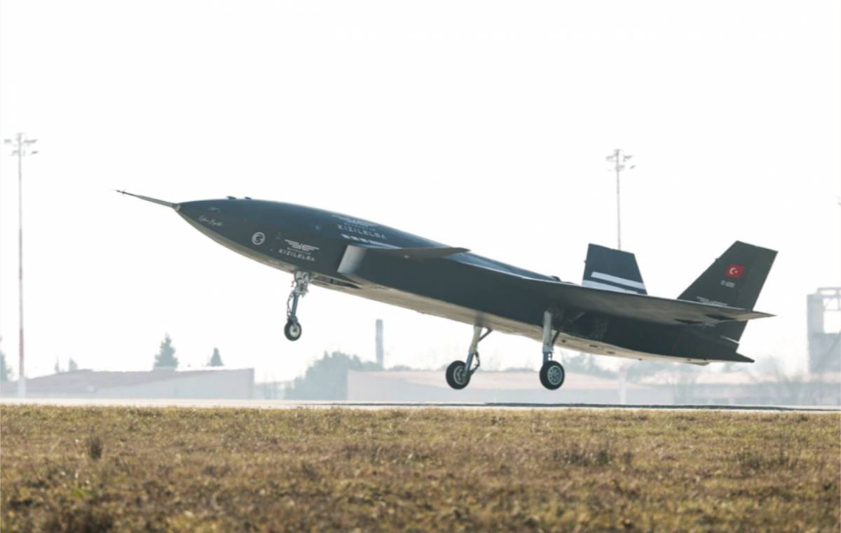 El avión de combate no tripulado KIZILELMA despegando. (Bayraktar) El avión de combate no tripulado KIZILELMA despegando. (Bayraktar)