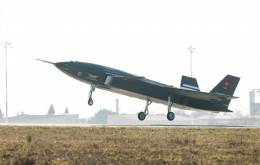 El avin de combate no tripulado KIZILELMA despegando. (Bayraktar)