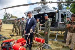 Exhibicin de material de rescate de un helicptero Bell 412 de la Fuerza Area Argentina. (Foto Ejrcito Argentino)