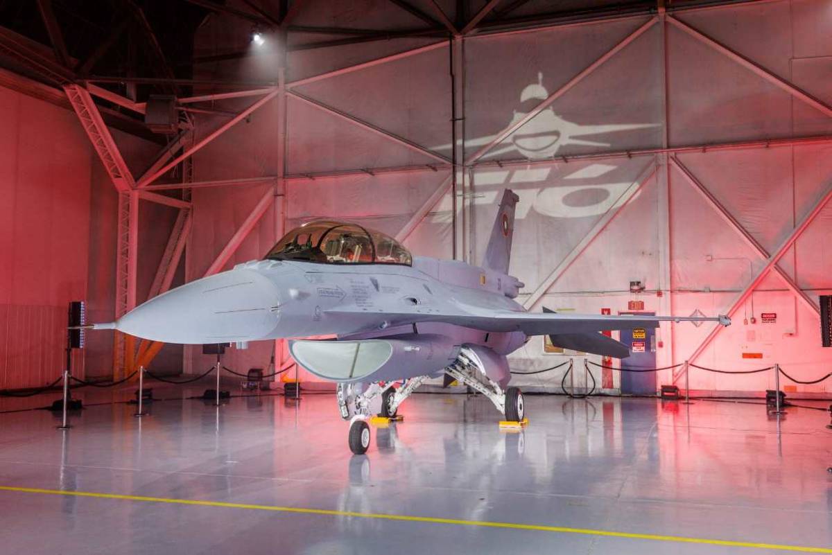 El primer F-16D Bloque 70 destinado a Bulgaria, durante la ceremonia de entrega en Greenville. (foto Ministerio de Defensa de Bulgaria) El primer F-16D Bloque 70 destinado a Bulgaria, durante la ceremonia de entrega en Greenville. (foto Ministerio de Defensa de Bulgaria)