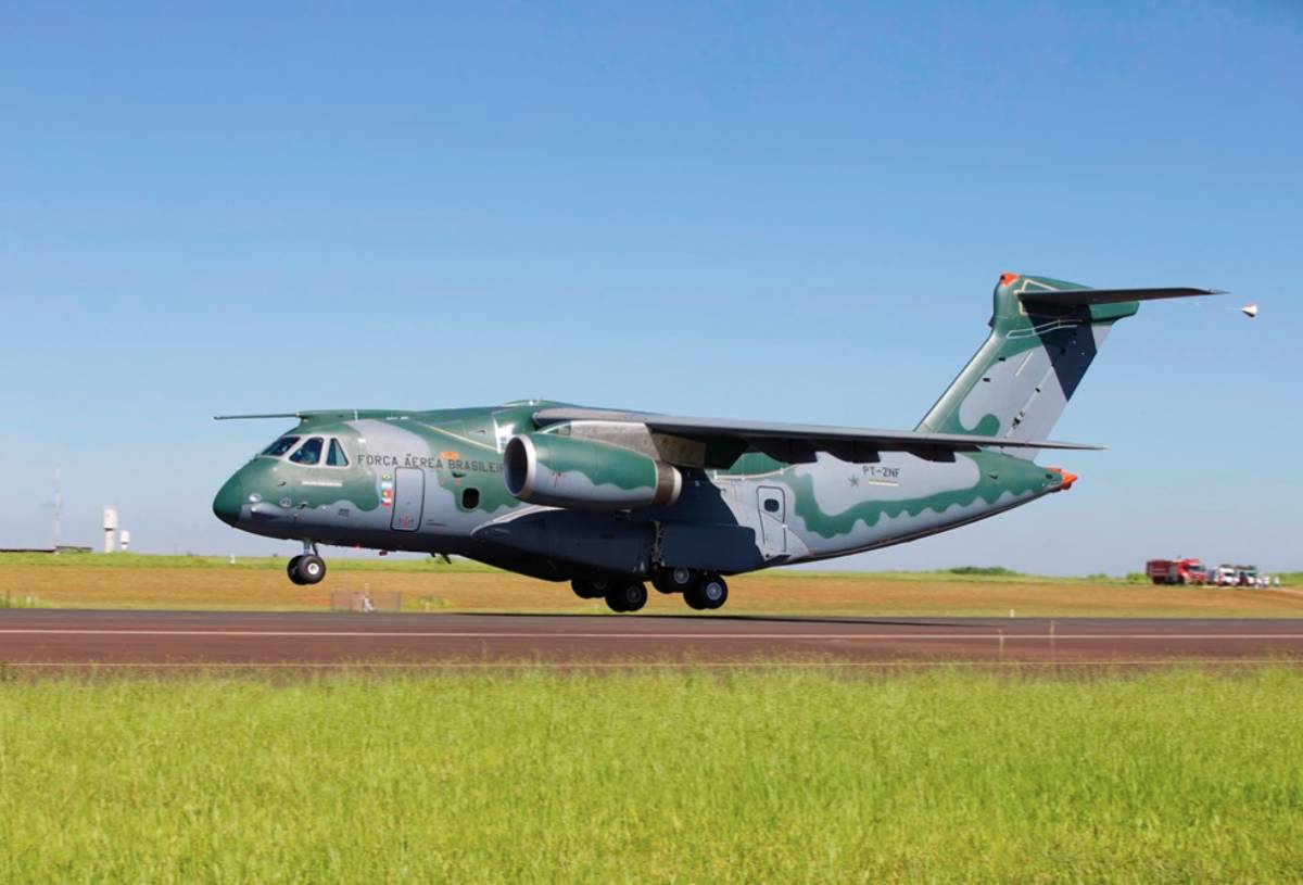 Un KC-390 aterrizando en un aeropuerto. (Embraer) Un KC-390 aterrizando en un aeropuerto. (Embraer)