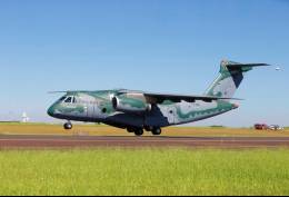 Un KC-390 aterrizando en un aeropuerto. (Embraer)
