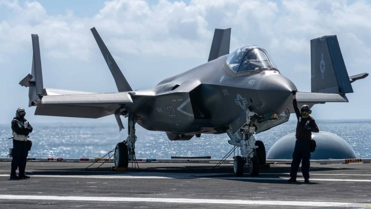 Uno de los F-35C, que permite el plegado de las alas, a bordo del portaaviones USS Carl Vison. (foto US Navy)