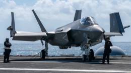 Uno de los F-35C, que permite el plegado de las alas, a bordo del portaaviones USS �Carl Vison�. (foto US Navy)