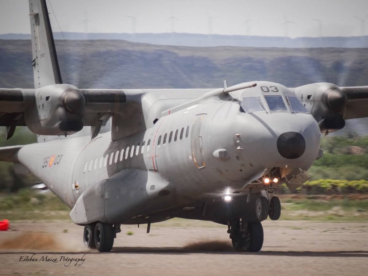 Un avión C-295 del Ala 35 del Ejército del Aire y del Espacio efectuando una toma de máximo esfuerzo. (Esteban Maiza) Un avión C-295 del Ala 35 del Ejército del Aire y del Espacio efectuando una toma de máximo esfuerzo. (Esteban Maiza)