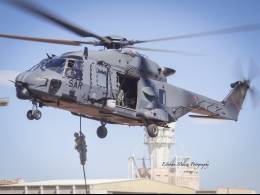 Un helicptero NH-90 del 803 Escuadrn infiltrando mediante fast rope a un equipo de operaciones especiales del EZAPAC. (Esteban Maiza)