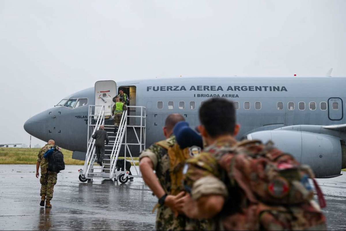 El contingente de cascos azules argentinos embarcando en un Boeing 737-700. (Mindef) El contingente de cascos azules argentinos embarcando en un Boeing 737-700. (Mindef)