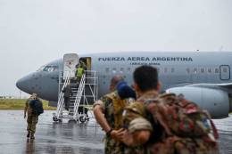 El contingente de cascos azules argentinos embarcando en un Boeing 737-700. (Mindef)