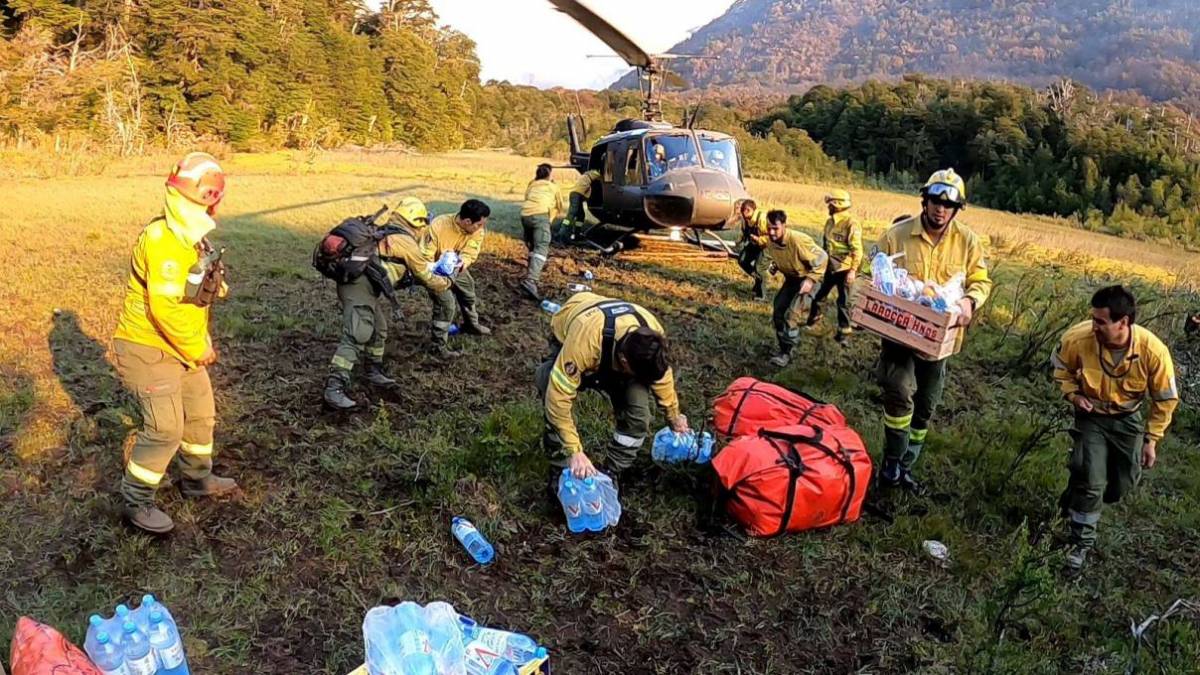 Un helicóptero del Ejército Argentino entregando provisiones a bomberos. (Ejército Argentino) Un helicóptero del Ejército Argentino entregando provisiones a bomberos. (Ejército Argentino)