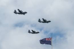 Pasada de los ltimos tres C-130H de la Real Fuerza Area de Nueva Zelanda. (foto RNZAF)