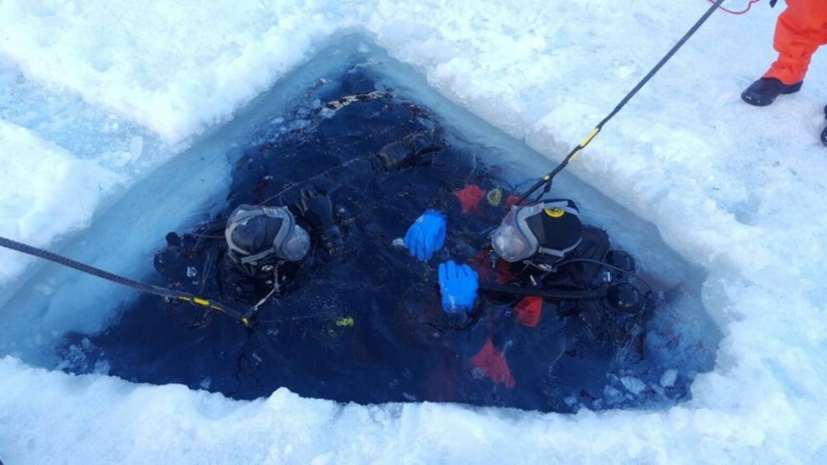 Alumnos de la Escuela Militar de Buceo realizando ejercicios bajo hielo. (Armada) Alumnos de la Escuela Militar de Buceo realizando ejercicios bajo hielo. (Armada)