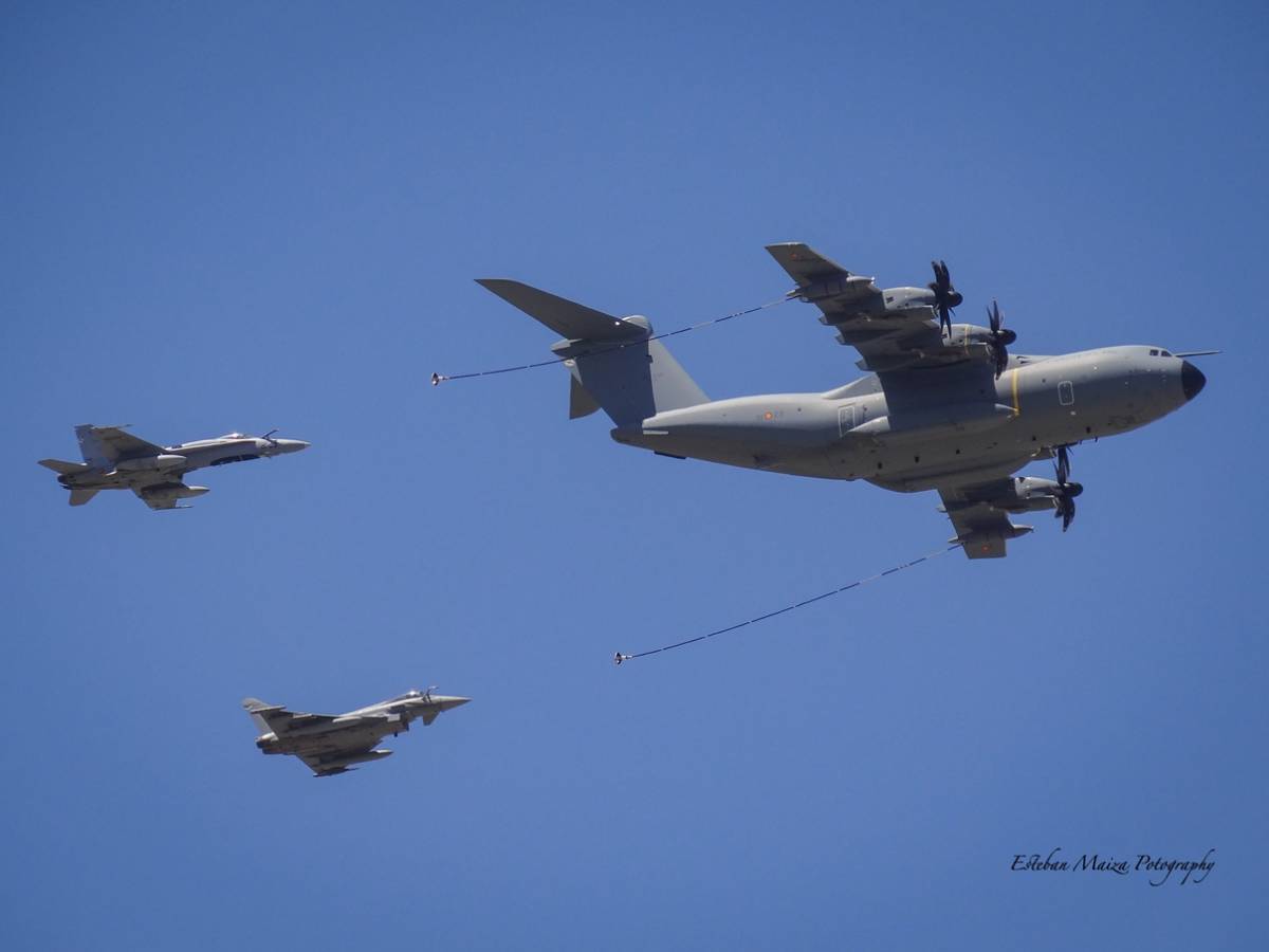Un avión A400M del Ala 31 simulando una maniobra de reabastecimiento en vuelo a cazas F-18 y Eurofighter del Ejército del Aire y del Espacio. (Esteban Maiza) Un avión A400M del Ala 31 simulando una maniobra de reabastecimiento en vuelo a cazas F-18 y Eurofighter del Ejército del Aire y del Espacio. (Esteban Maiza)