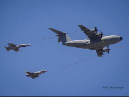 Un avin A400M del Ala 31 simulando una maniobra de reabastecimiento en vuelo a cazas F-18 y Eurofighter del Ejrcito del Aire y del Espacio. (Esteban Maiza)