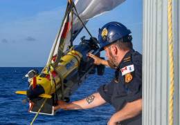 Sistemas como el noruego REMUS, manejado por un marino de C�nada, ser�n determinantes para la misi�n de la Task Force X. (foto: Estonian Navy)