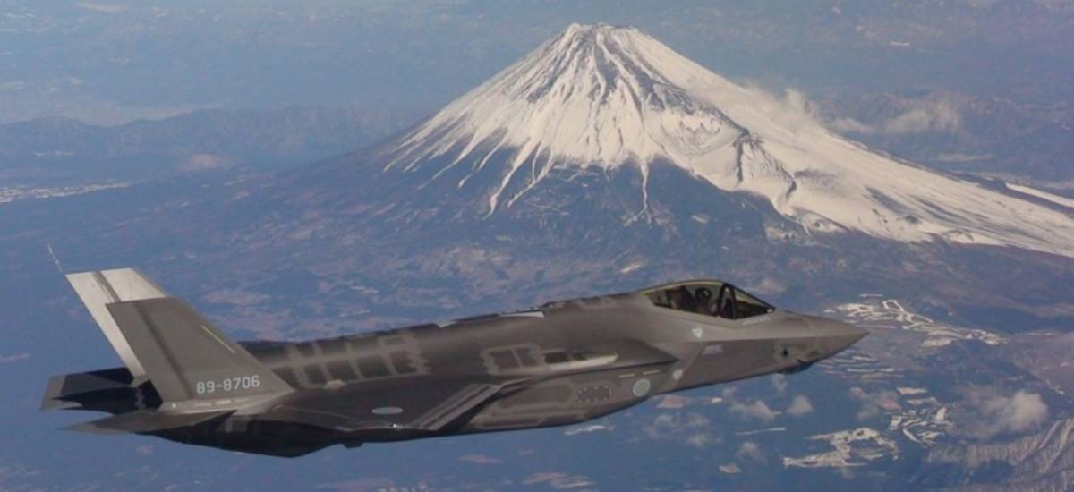 Un F-35 japonés volando sobre su país, al fondo el monte Fuji. (Foto Lockheed Martin). Un F-35 japonés volando sobre su país, al fondo el monte Fuji. (Foto Lockheed Martin).