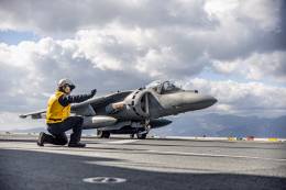 Un avin de combate Harrier de la Armada a punto de despegar del LHD Juan Carlos I. (Foto: Armada)