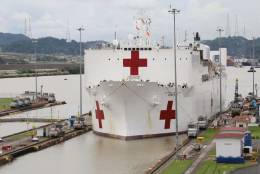 El buque hospital USNS Comfort (T-AH-20) transitando por el Canal de Panam. (Foto: US Navy)