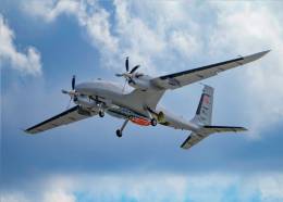 Un dron turco Bayraktar Akinci volando.