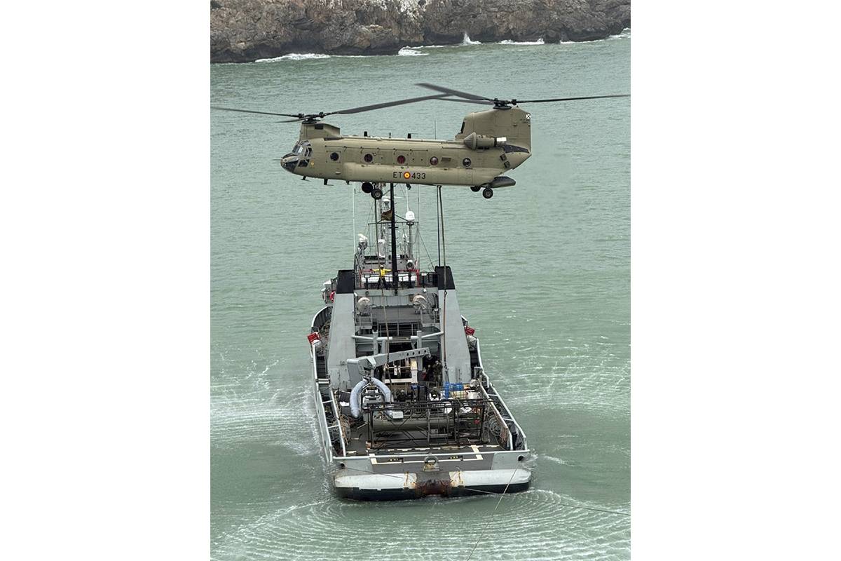 El helicóptero CH-47F de las FAMET evoluciona sobre el “Mar Caribe” para recoger la carga. (foto Armada española) El helicóptero CH-47F de las FAMET evoluciona sobre el “Mar Caribe” para recoger la carga. (foto Armada española)