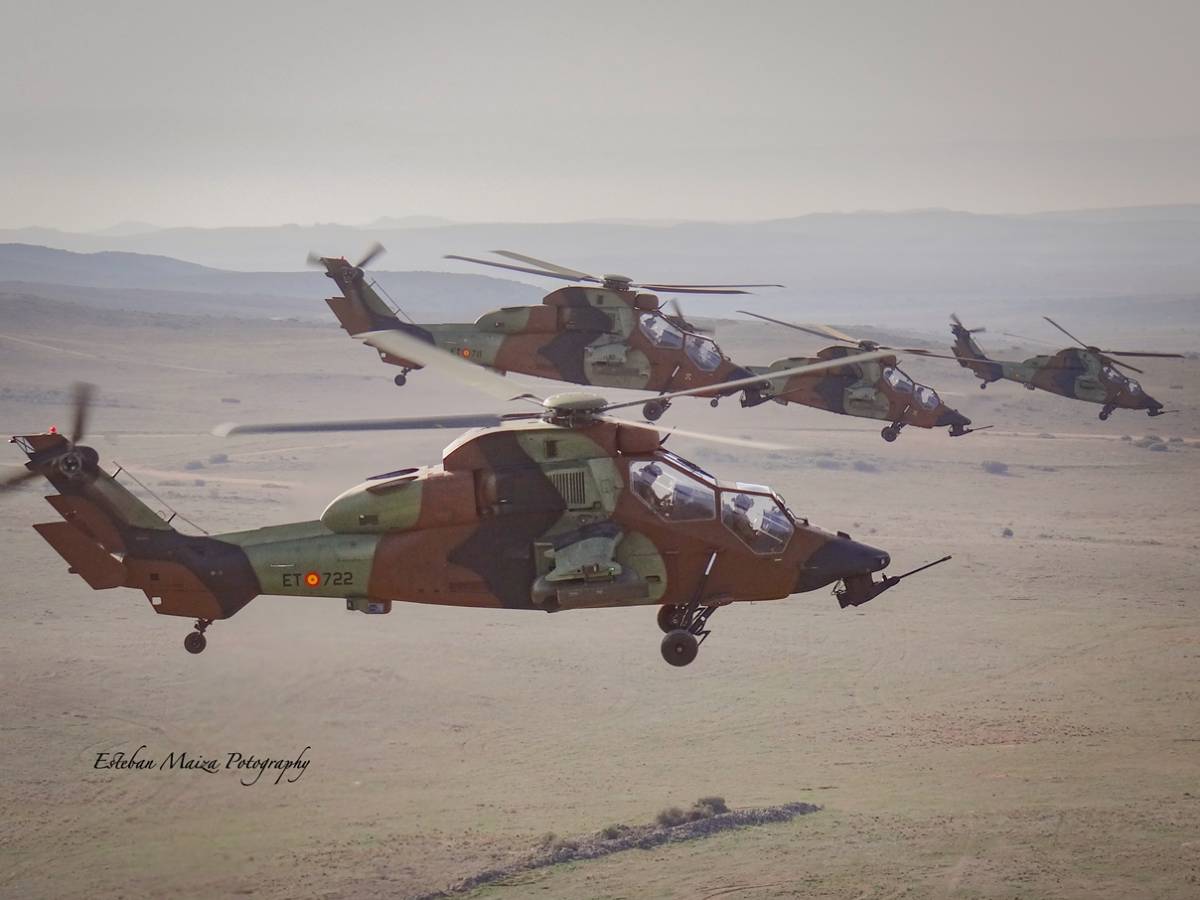 Un helicóptero de ataque EC-665 Tigre haciendo fuego con cohetes sobre un objetivo. (Esteban Maiza) Un helicóptero de ataque EC-665 Tigre haciendo fuego con cohetes sobre un objetivo. (Esteban Maiza)