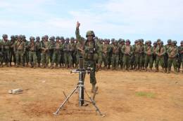 Alumnos del curso de ascenso a sargento segundo del Ejrcito Ecuatoriano durante las prcticas con morteros.