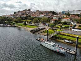 El patrullero Cabo Fradera en la instalacin de la Comandancia Naval de Mio, al fondo se ve la ciudad de Tuy. (foto Armada espaola)