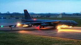 Llegada de uno de los bombarderos B-52H del BTF Europa 25-2 a la base RAF Fairford. (foto USAF)