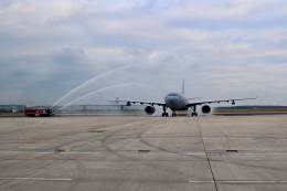 El T-062 fue recibido a su llegada a Colonia por el tpico arco de agua de bienvenida, realizado por los camiones de bomberos de la base. (foto: MMF)
