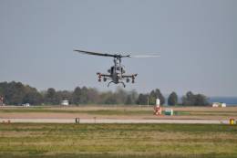 El AH-1Z �Viper� del USMC portando el misil LRPF durante las pruebas de lanzamiento. (foto NAVAIR)