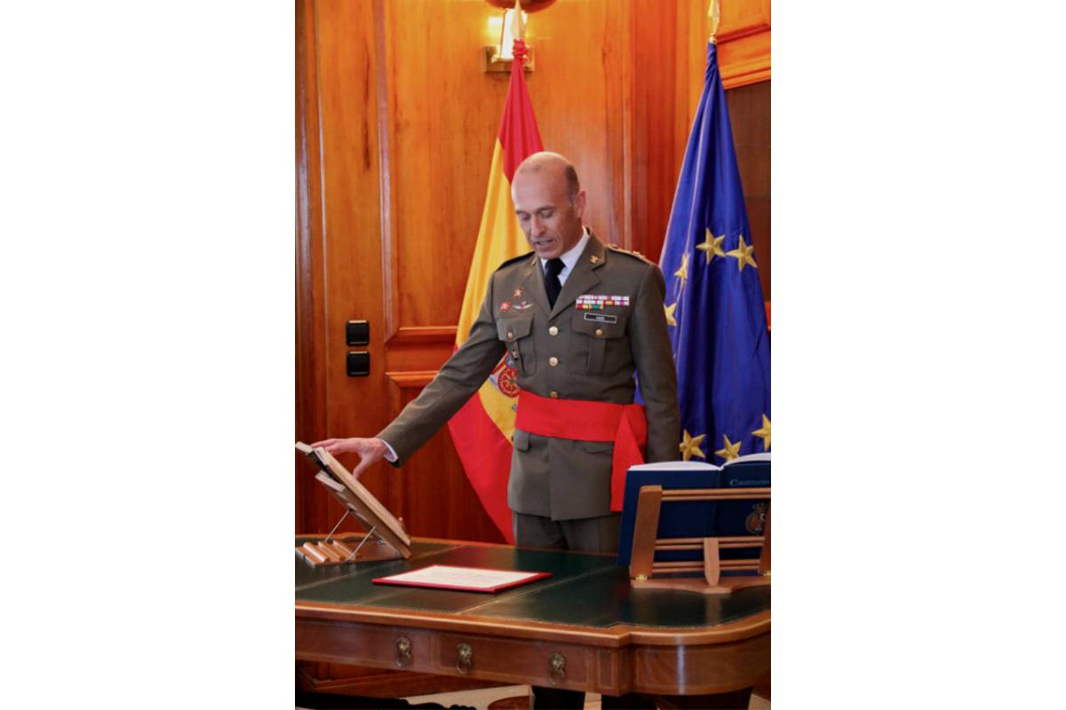 El General de Brigada D. José Vicente Haro Martínez jurando su nuevo cargo durante la ceremonia. (INTA) El General de Brigada D. José Vicente Haro Martínez jurando su nuevo cargo durante la ceremonia. (INTA)