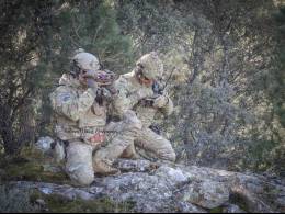 Dos operadores JTAC del MOE marcando objetivos para el ataque de los helicpteros Tigre. (Esteban Maiza)