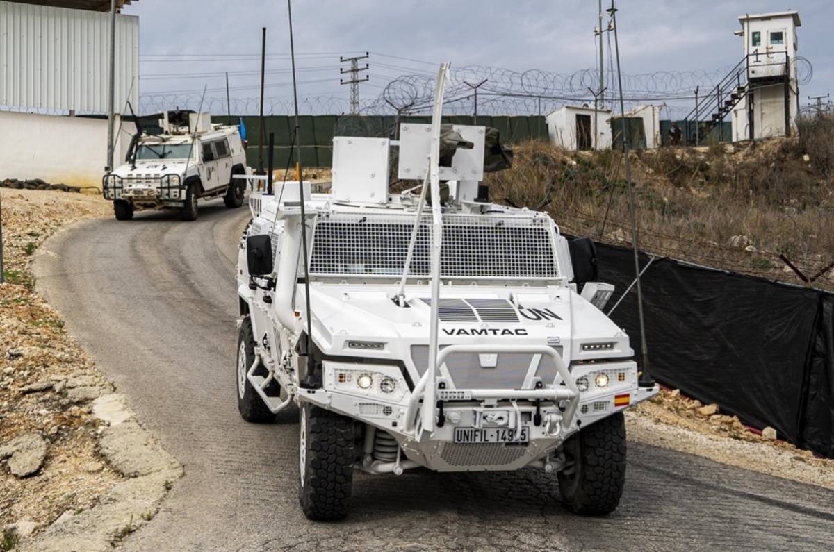 Uno de los VAMTAC ST5 enviados al Líbano, pintado de blanco, seguido de un LMV “Lince”. (foto EMAD) Uno de los VAMTAC ST5 enviados al Líbano, pintado de blanco, seguido de un LMV “Lince”. (foto EMAD)