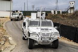 Uno de los VAMTAC ST5 enviados al Lbano, pintado de blanco, seguido de un LMV Lince. (foto EMAD)