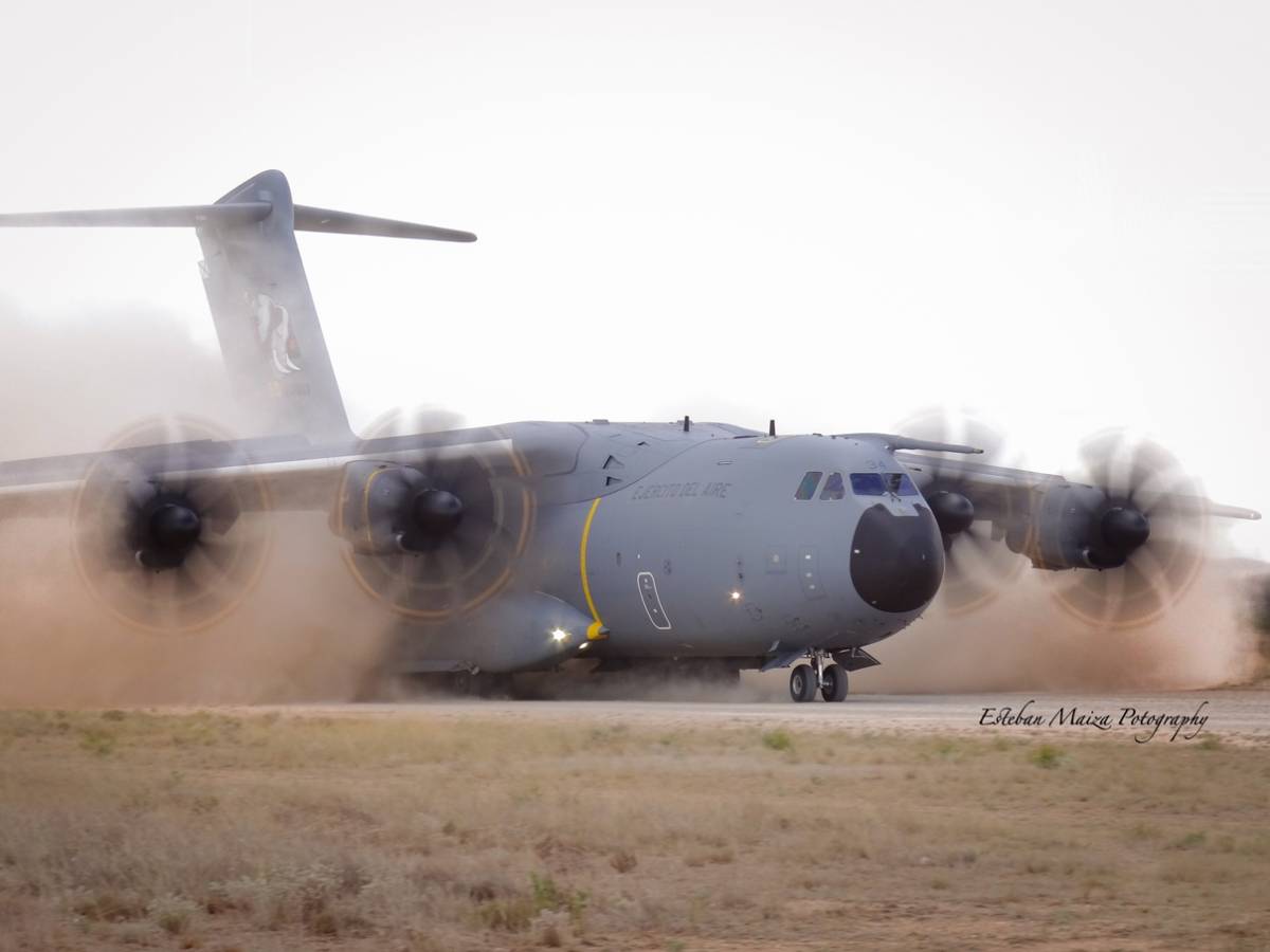 Un A400M del Ejército del Aire y del Espacio operando en la pista de tierra del aeródromo militar de Ablitas. (Esteban Maiza) Un A400M del Ejército del Aire y del Espacio operando en la pista de tierra del aeródromo militar de Ablitas. (Esteban Maiza)