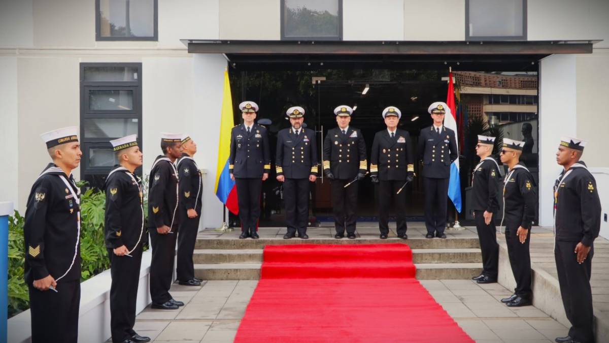 Los Comandantes de la Armada de Colombia y la Marina Real de Países Bajos acompañados por sus Estados Mayores. (Foto: Armada de Colombia) Los Comandantes de la Armada de Colombia y la Marina Real de Países Bajos acompañados por sus Estados Mayores. (Foto: Armada de Colombia)