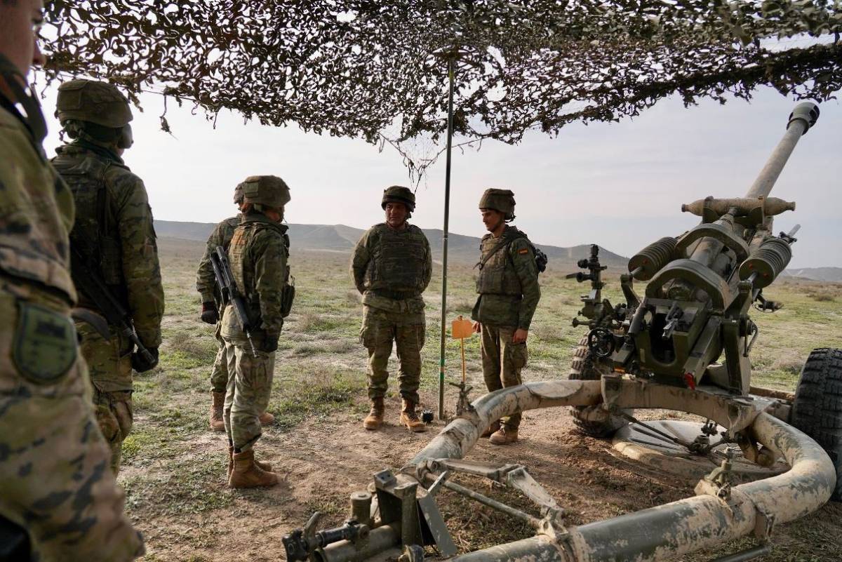 El Teniente General Salom visitando un puesto de artillería. (Ejército de Tierra) El Teniente General Salom visitando un puesto de artillería. (Ejército de Tierra)
