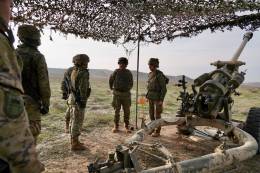 El Teniente General Salom visitando un puesto de artillera. (Ejrcito de Tierra)